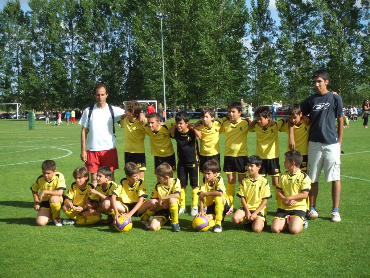 📸 En nuestras imágenes históricas, hoy os mostramos una relativamente reciente, del año 2007.

🤔 ¿Reconocéis a alguno? Así de primeras, podemos ver que alguien lleva ya muuuuchos años en los banquillos de la #FamiliaAmarilla.

#SomosAmarillos #50AniversarioSalesGu