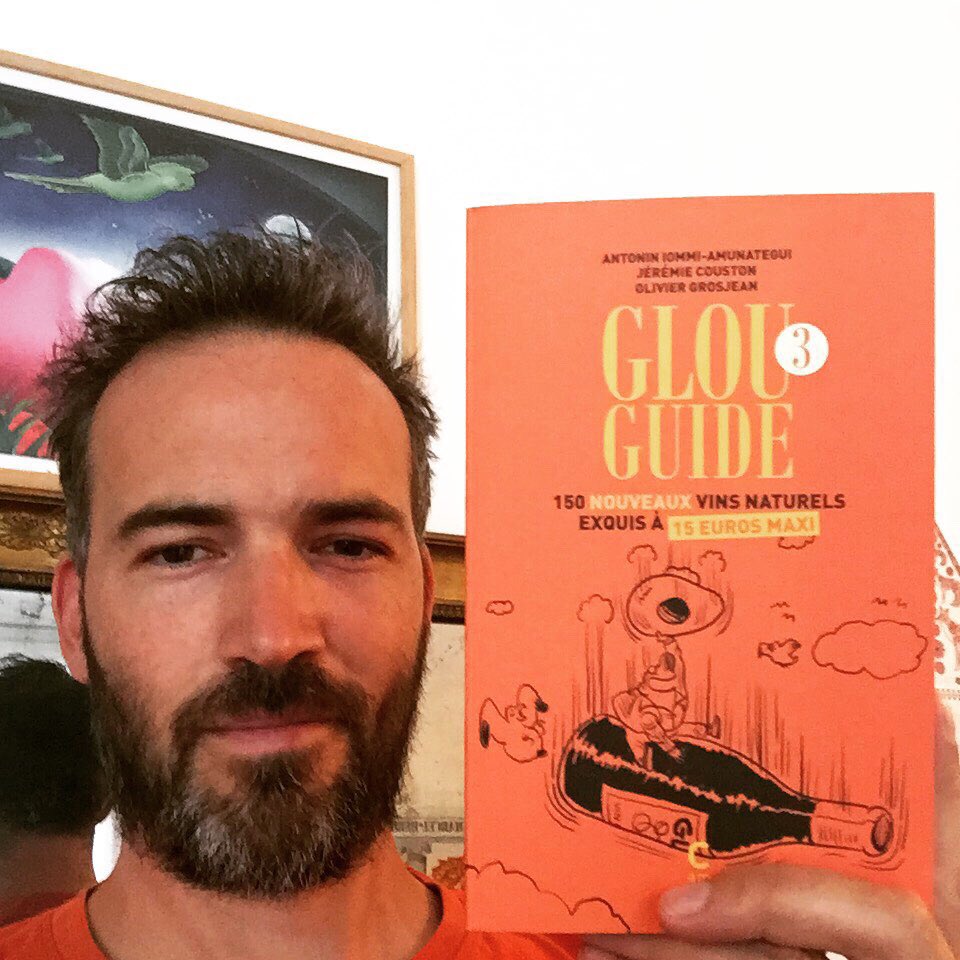Le guide suprême (des vins naturels) est de retour ! Le seul ouvrage against the machine, pour des vins qui se tisent plus qu’ils ne s’élitisent ! On y a mis nos tripes, pour t’éviter les vins bad trip ? Bref, le <a href="/glouguide/">Glou Guide</a> nº3 est dispo chez ton libraire d’amour 🧡📙 #glouguide