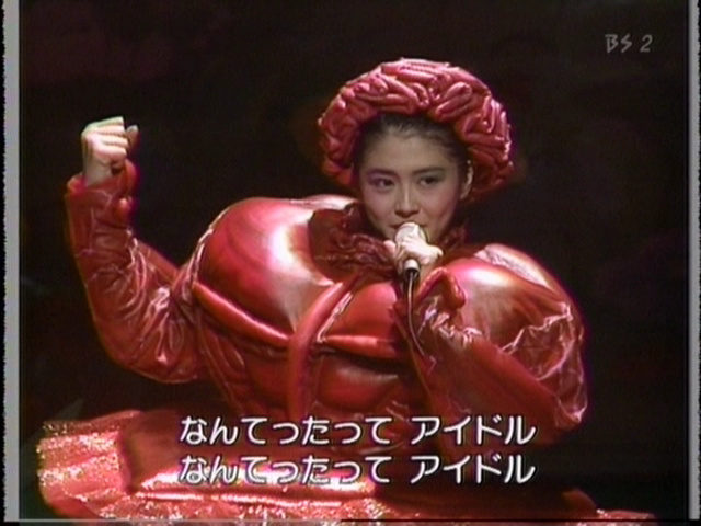 はな うらない 小泉今日子 なんてったってアイドル この曲の印象といえば 1985年 紅白歌合戦 ちょっとマッスルでグロテスクな赤い衣装で登場 でもバックはメルヘンの世界 衣装替え後は真逆の衣装へ 後ろで踊る蝶々と蜂は 石川秀美 と 原田 はな うらない 小泉今日子 なんてったってアイドル この曲の印象といえば 1985年 紅白歌合戦 ちょっとマッスルでグロテスクな赤い衣装で登場 でもバックはメルヘンの世界 衣装替え後は真逆の衣装へ 後ろで踊る蝶々と蜂は 石川秀美 と 原田