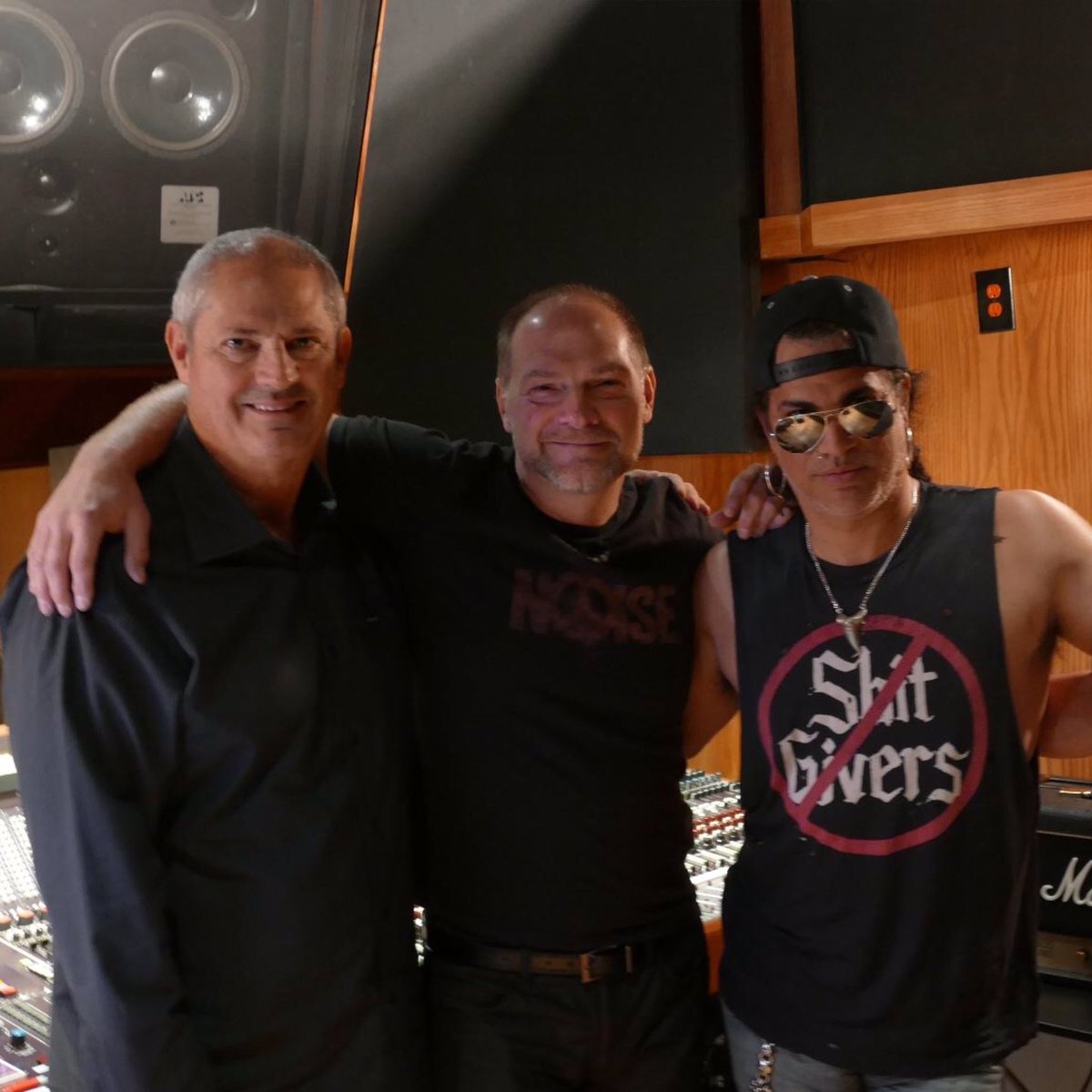 slashworldarg's tweet photo. El disco fue producido por Mike Clink, productor de Appetite For Destruction, entre otros. En la foto Slash con Les y Mike Clink. ⠀⠀⠀⠀⠀⠀⠀⠀⠀⠀⠀⠀⠀⠀⠀⠀⠀
🤘🎩🇦🇷
#slash #lesstroud #motherearth #mikeclink #guitarsolo #collaboration https://t.co/4Xbgwegg0K