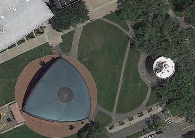 1/ Eric brings up a great point. A quick thread.Here's a picture of the Kresge Oval at MIT. See that diagonal line running across the oval? Let's talk about that.  https://twitter.com/eric_lang/status/1296080135628771328
