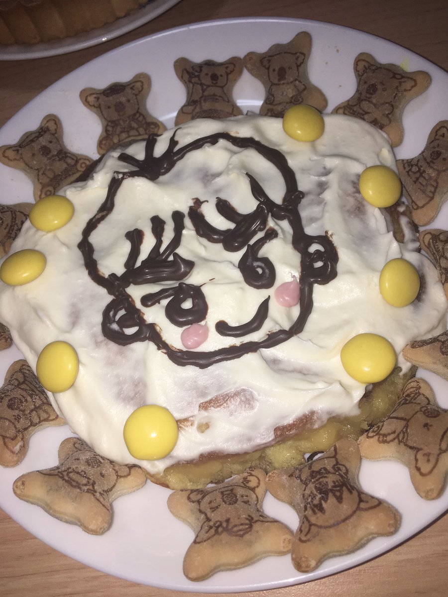 yellowakkun's tweet photo. 今日は、マミーと一緒に光GENJIパーティー🎉
本当はもう1つデカいケーキがあったけど、食べられてた😅
にしても自分、絵とか下手くそすぎる…😭(クリーム溶けてる)
光GENJIカラーカップケーキ作っろうと思ったけど、青色が無かったので明日作成しようかなと😅
 #光GENJI https://t.co/EGgS06VloG