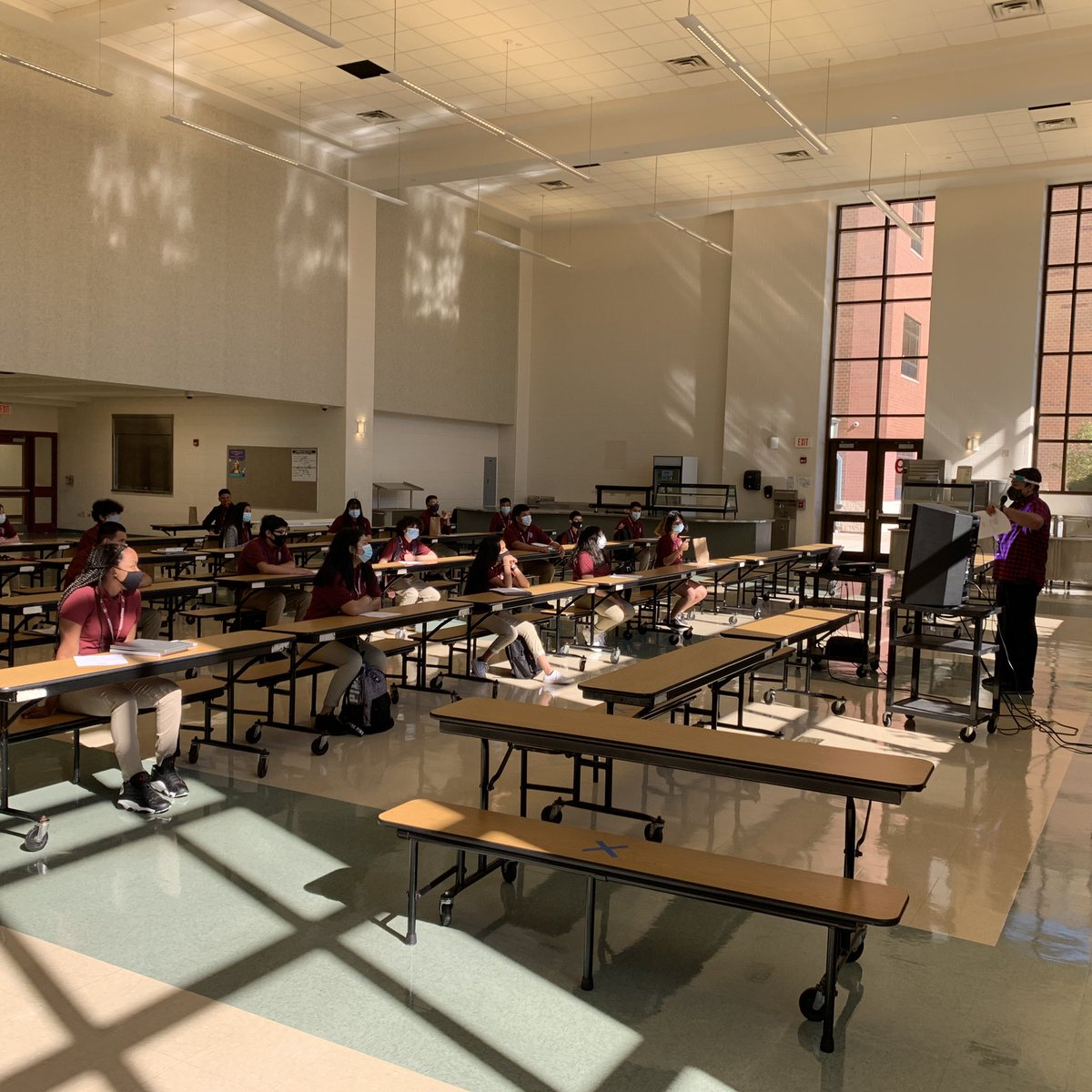 ¡Bienvenidos!!! Welcome class of 2024!! We are glad to see you! #MortonPride #OrgulloMorton