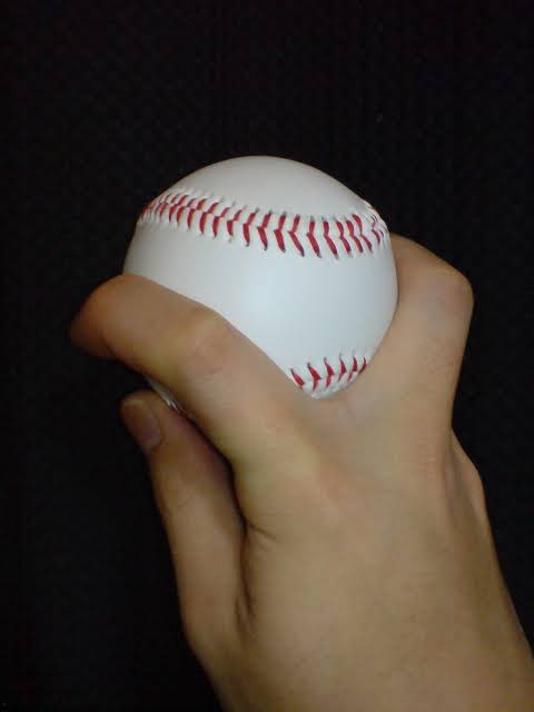 givers_baseball's tweet photo. ⚾️フォークボール⚾️

縦に落ちる変化球で、人間の目は上下の変化に反応が遅れるそうです。
三振が取れやすいですが、肘や肩に負担が大きい変化球。
手が小さかったり指が広がらないと投げれません

まずはテニスボールなどを挟んで指を広げ握力をつけるトレーニングをしよう！ https://t.co/KtKdmw3XVk