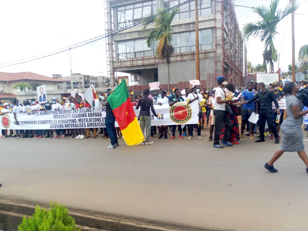 MimiMefoInfo's tweet photo. Some Cameroonians youths have staged a protest demonstration in front of the US embassy in Yaounde today.

They are calling on the US government to arrest Ambazonian leaders resident in the US. https://t.co/VPZZYu0BSz