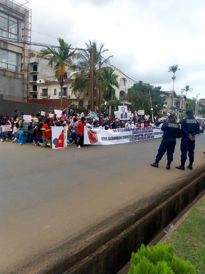 MimiMefoInfo's tweet photo. Some Cameroonians youths have staged a protest demonstration in front of the US embassy in Yaounde today.

They are calling on the US government to arrest Ambazonian leaders resident in the US. https://t.co/VPZZYu0BSz