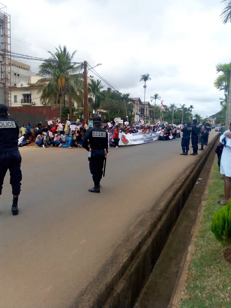 MimiMefoInfo's tweet photo. Some Cameroonians youths have staged a protest demonstration in front of the US embassy in Yaounde today.

They are calling on the US government to arrest Ambazonian leaders resident in the US. https://t.co/VPZZYu0BSz