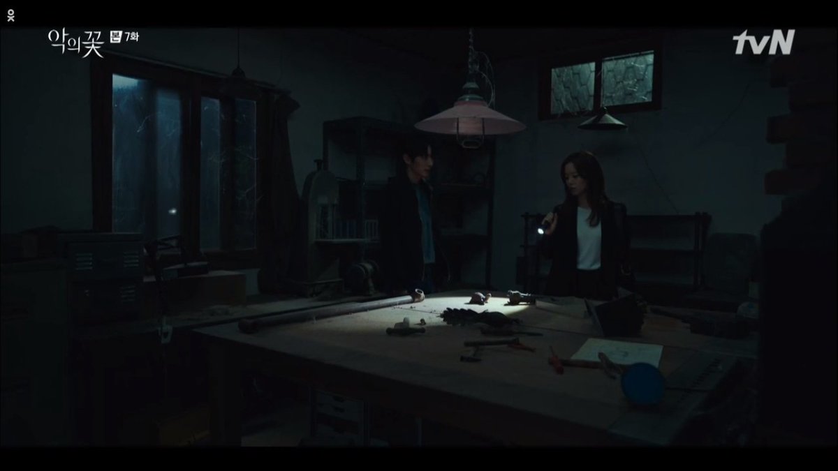 Jiwon and Hyun Soo's idea of a date, going inside a murder house. LOL what a weird couple!  #FlowerOfEvil