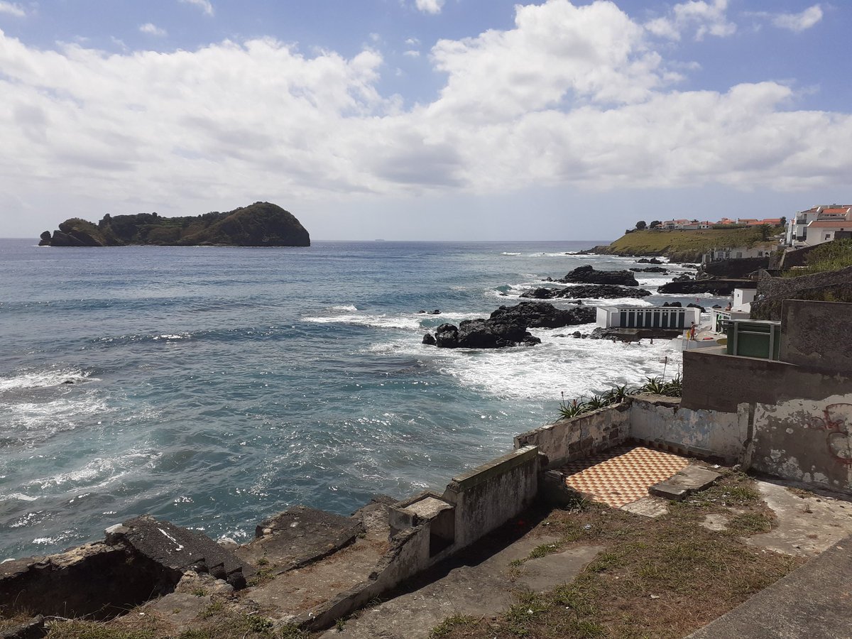 Since I am here, I visit the "Matriz" São Miguel church, built in 1554 (~30 years after a devastating earthquake) and the coastline.Vila Franca do Campo is one of the best places to spot whales in Azores, it seems, after Pico island. Tours last some 3h and start at 50 EUR.65/n &ndash; bei  Igreja de S. Miguel