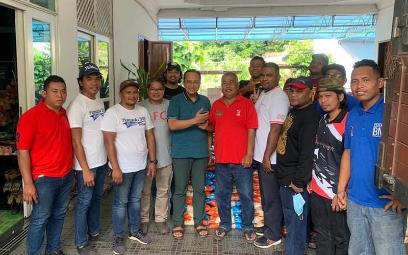Terengganu MB, Ahmad Samsuri Mokhtar, attending a gathering of 20 at the home of the previous MB Ahmad Said, in violation of the MCO.