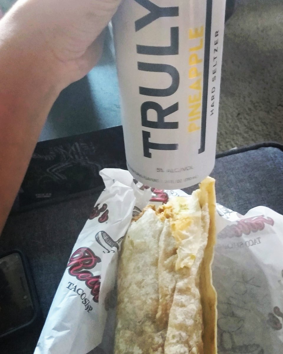 BrittanyWonder's tweet photo. #breakfastofchampions
#isthisdaydrinking
#thisismylifemeow
#iworknights https://t.co/xS9ppuNgv7
