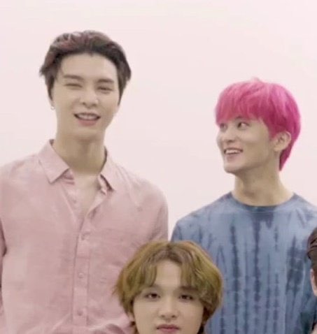 เวลามาร์คมองพี่จอห์นคือเหมือนเวลาเด็กเร้กมองผู้ใหญ่มากเลยอะ สายตาชื่นชมเป็นประกายวิ้งๆงี้เลย น่ารักมากจัง (ᵒ̴̶̷̥́ -ᵒ̴̶̷̣̥̀ )