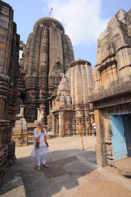 Lingaraj Temple depicts the rich legacy of Indian culture and traditions. The spiritual ecstasy offered by the temple is worth feeling for once.Lingaraja means “the king of the ligam”, which means that the worshipable Deity of this temple is Lord Shiva.