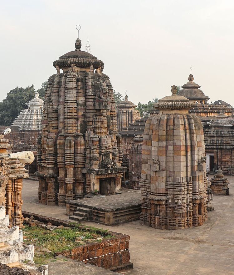  #Thread on LINGARAJA TEMPLEThe Lingaraja temple is the largest and one of the oldest temple in Bhubaneswar, which is a city of temples. The 13th century Ekamra Purana narrates that Bhubaneswar was famous as Ekamra Kshetra where Lord Lingaraj was under a mango tree.