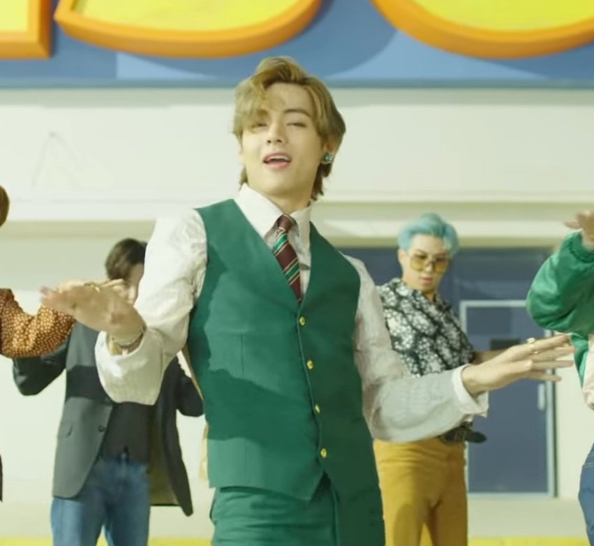 ➸ 𝚍𝚊𝚢 𝟸𝟹𝟸taehyung center in green suit with those body proportions and golden caramel blonde hair parted exposedt forehead feeling himself?????
