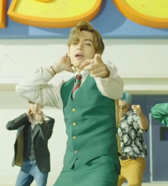 ➸ 𝚍𝚊𝚢 𝟸𝟹𝟸taehyung center in green suit with those body proportions and golden caramel blonde hair parted exposedt forehead feeling himself?????