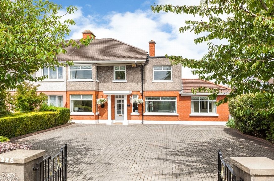 Something a little different for you to explore. Take a virtual walk around this wonderfully presented 9 bedroom house just waiting for the right family to make it their home. Speak to Eoin in our Howth Road office for more information. 

my.matterport.com/show/?m=UAqQnk…