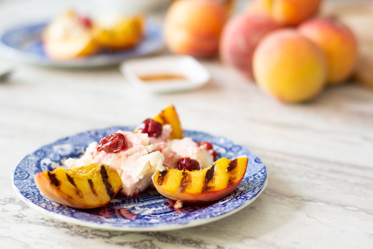 PSA: Ontario Peaches are delicious grilled! Need some convincing? Next time you fire up the grill, grab a peach, cut into quarters & stick them on the grill until softened. Serve them over a salad or get fancy with some mascarpone cheese. @OntTenderFruit bit.ly/2C53Hlf