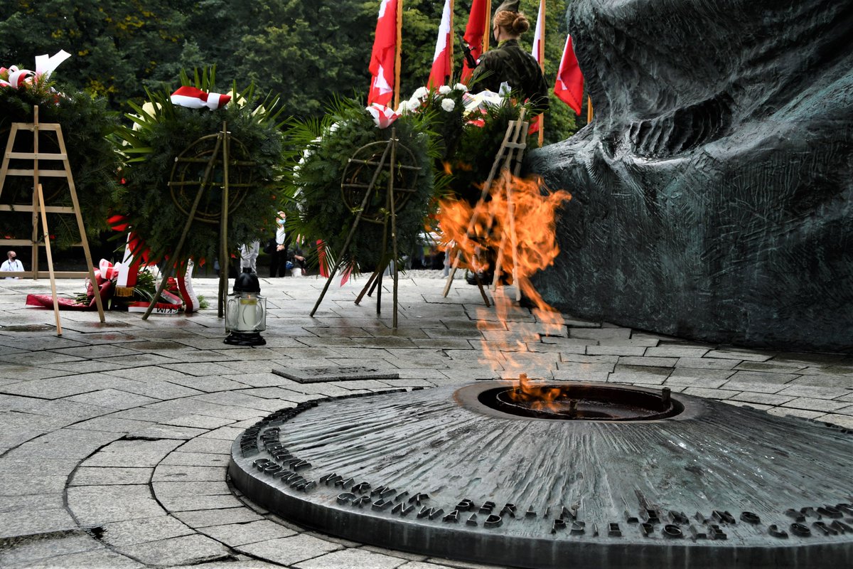 PolicjaSlaska's tweet photo. W #Katowice obchodzono dzisiaj #setna rocznicę wybuchu II Powstania Śląskiego. Śląski garnizon Policji reprezentował Zastępca Komendanta Wojewódzkiego Policji w Katowicach insp. Mariusz Krzystyniak➡️https://t.co/SRirck1EfR @PolskaPolicja #pamięć #powstanie #cześć #chwałabohaterom https://t.co/fAxYvtspf6