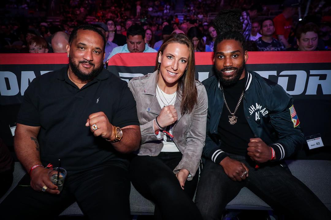 Quando le MMA sono un affare di famiglia. @JuliaBudd e i Gibson a #Bellator244. 

Nella stessa serata combatteranno l’ex campionessa dei Piuma ed il figliastro Lance Gibson Jr, entrambi con all’angolo Lance Sr.

Leggi l'articolo completo 👉 bit.ly/3aFXGIE