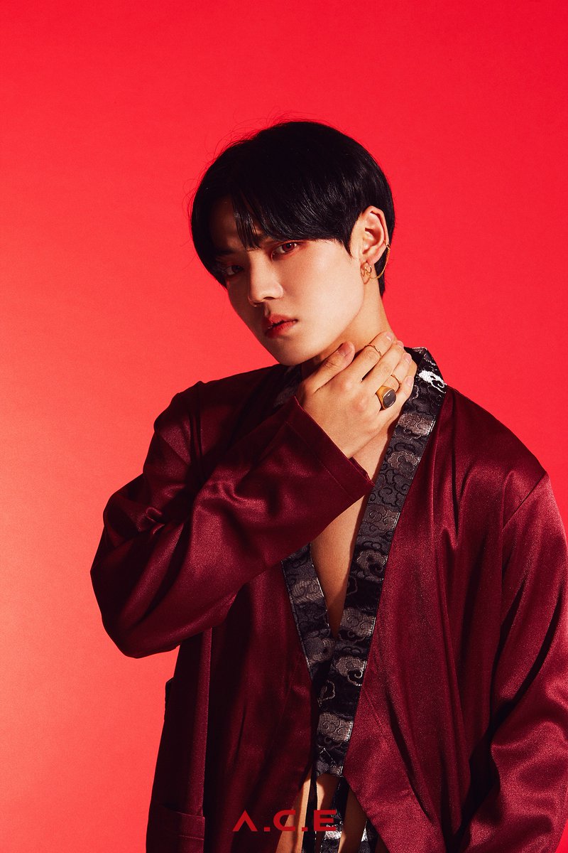 official_ACE7's tweet photo. [#ACE_COMEBACK]
胡蝶之夢 (호접지몽)
HJZM:The Butterfly Phantasy
• 도깨비 (Favorite Boys)
2020.09.02 PM06:00 (KST)

CONCEPT PHOTO 2 (SOLO) 찬

우리네 한, 아우성들이 Calling 되어 깨워낸
반귀반신 (半鬼半神), 망측하고 비범하고 진솔한 Hero

#에이스 #찬
#ACE #CHAN 
#🦋 #COMEBACK https://t.co/Xq3iLAGxmH