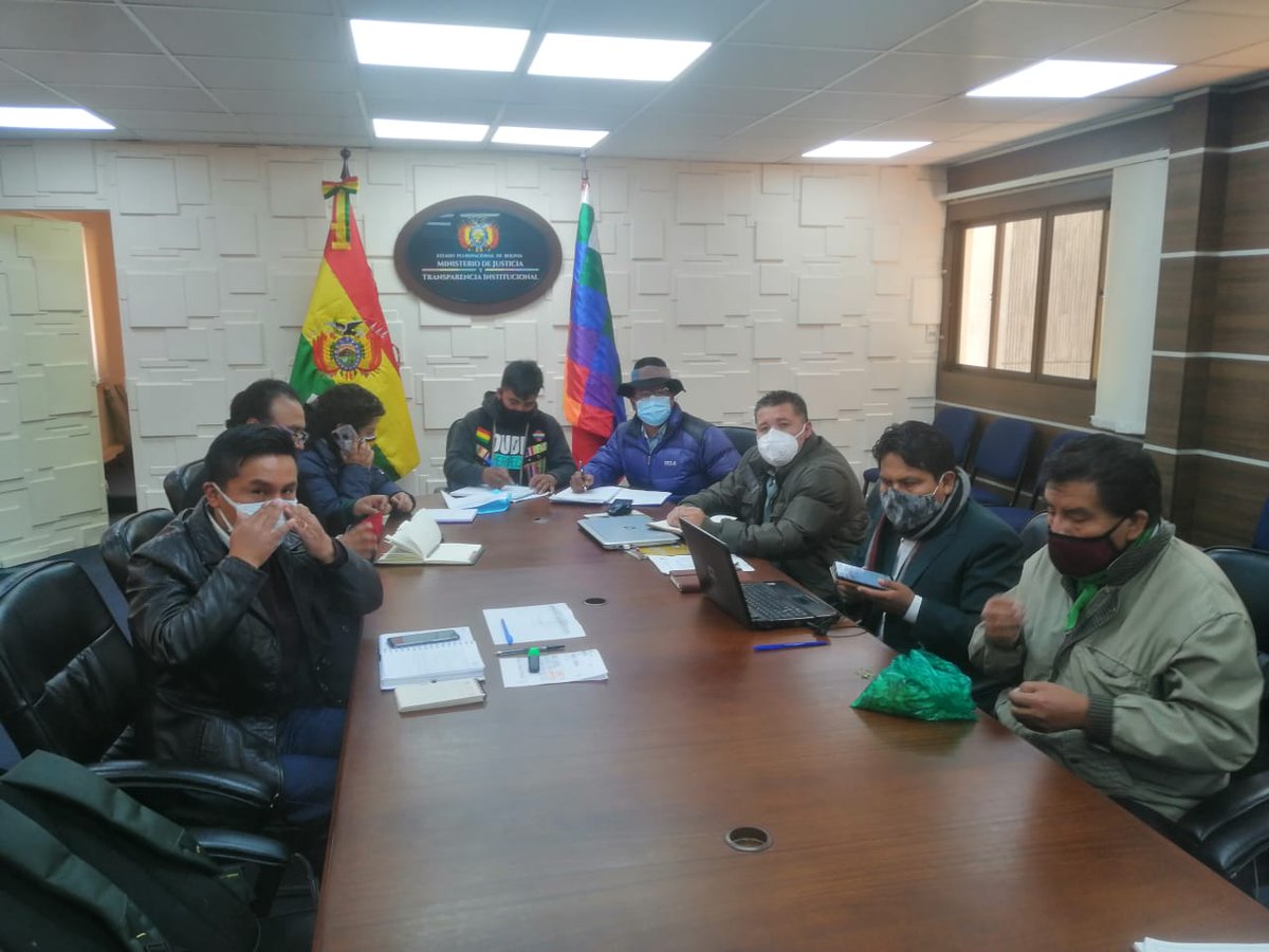 VCMdesco's tweet photo. El personal del Viceministerio de Descolonización, a la cabeza del Viceministro Leonardo Montaño, realiza permanentes reuniones de planificación y coordinación para llevar a cabo con éxito todas las actividades programadas para la presente gestión. https://t.co/t4X027X9a0