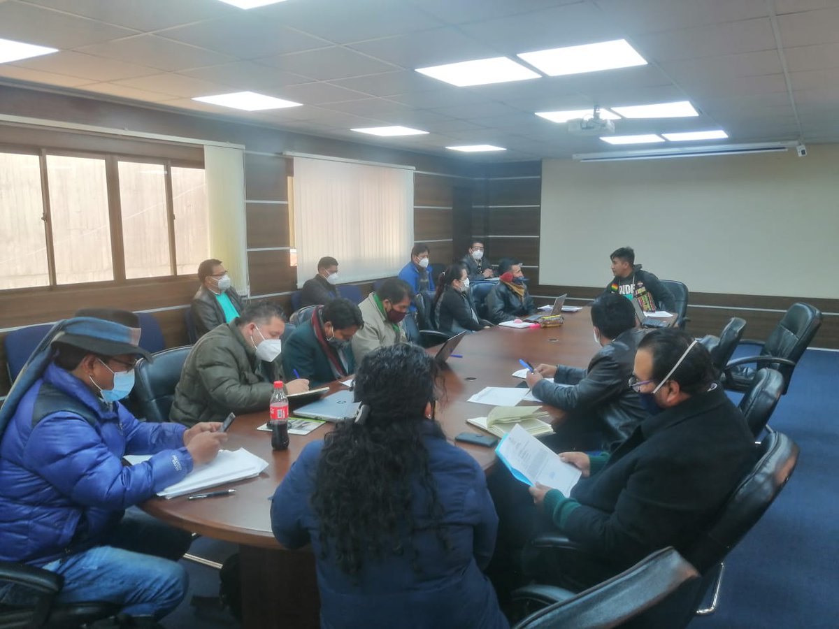 VCMdesco's tweet photo. El personal del Viceministerio de Descolonización, a la cabeza del Viceministro Leonardo Montaño, realiza permanentes reuniones de planificación y coordinación para llevar a cabo con éxito todas las actividades programadas para la presente gestión. https://t.co/t4X027X9a0