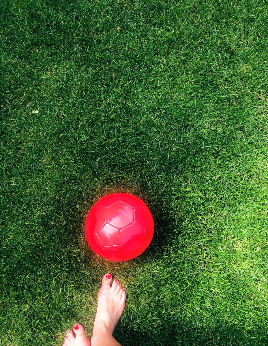 Door al dat pauzevoetbal in eigen tuin krijg ik spontaan behoefte mijn voetbalschoenen van zolder te halen en weer bij een club te gaan #zomerthuis #thuiswerken