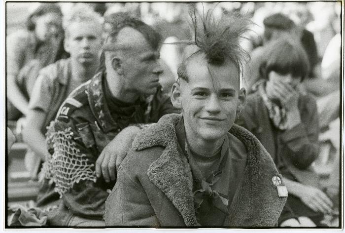 wendemuseum's tweet photo. Celebrate #WorldPhotographyDay with photos by German photographer Harald Hauswald. As a professional photographer in the GDR, Hauswald took on official state assignments such as documenting FDJ youth movement festivities but in his free time focused on East German counterculture. https://t.co/Amr92s6lQU