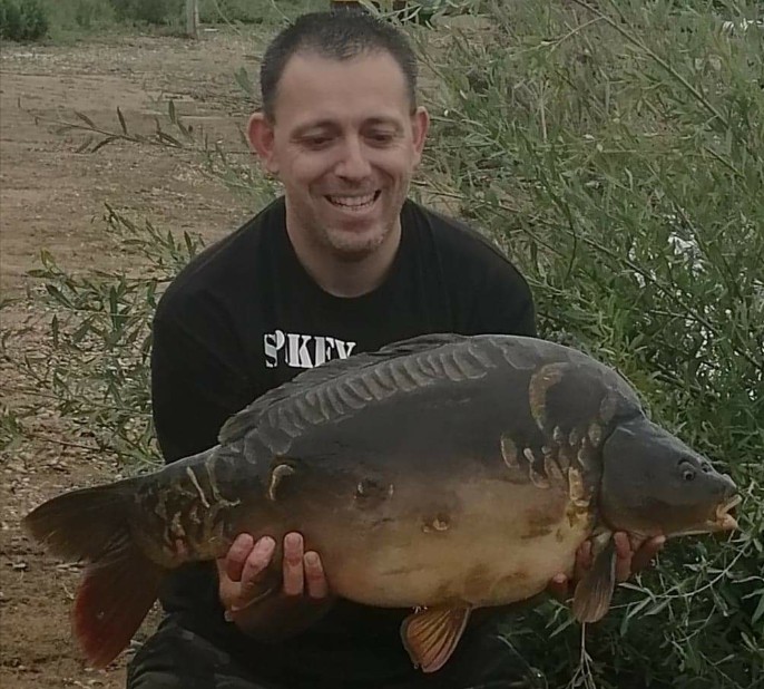 CarpPirate's tweet photo. 2 more today,  21lb 3oz mirror and a lovely 19lb 5oz fully scaled Mirror 😍 Both fish falling to Thripster Cobra /Shellfish Combo. 🎣☠️
#carpglobal #nortondisney #pettitts #thripster https://t.co/LJ816CX9cT