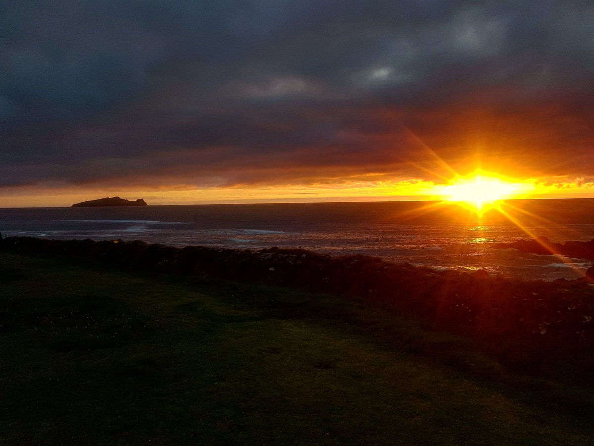 ViewsWild's tweet photo. Sunset over Clogher on the Dingle peninsula ......@DinglePeninsula @Failte_Ireland @TourismIreland 

#sunset #Kerry #Ireland https://t.co/156pfMpQFg