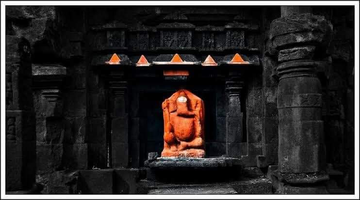 हे भारत !बेशक मैं खण्डहर हूँ किन्तु मैं अभी भी अपनी कहानी बता सकता हूँ।गणपति मंदिर, हरिशचंद्रेश्वर,महाराष्ट्र,प्राचीन भारत में प्रचलित पत्थरों से मूर्तियों को तराशने की बेहतरीन कला का अद्भुत उदाहरण है। #सुप्रभात मित्रों #जय_श्री_गणेश