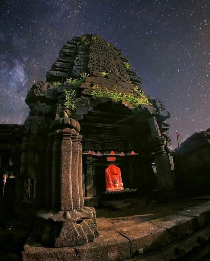 हे भारत !बेशक मैं खण्डहर हूँ किन्तु मैं अभी भी अपनी कहानी बता सकता हूँ।गणपति मंदिर, हरिशचंद्रेश्वर,महाराष्ट्र,प्राचीन भारत में प्रचलित पत्थरों से मूर्तियों को तराशने की बेहतरीन कला का अद्भुत उदाहरण है। #सुप्रभात मित्रों #जय_श्री_गणेश