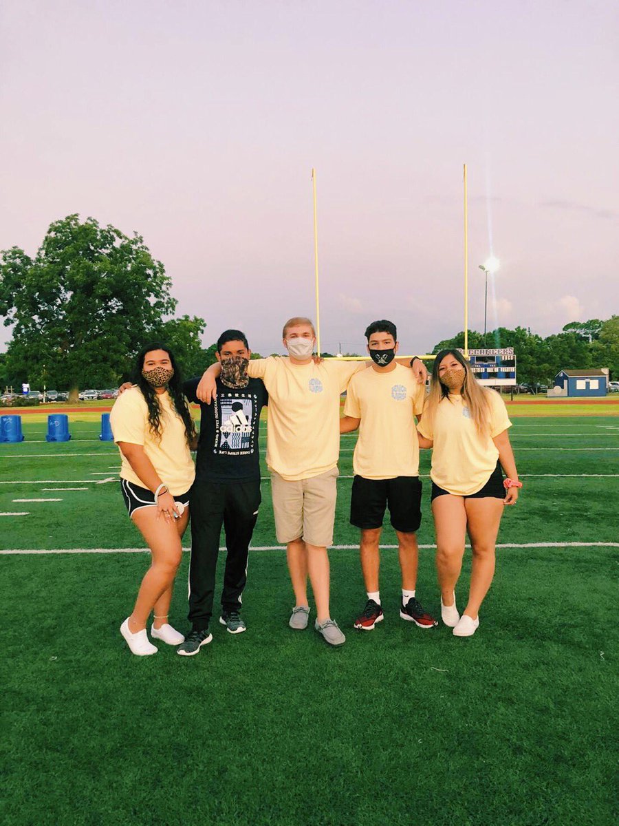 BWOOD_HOSA's tweet photo. Our senior officers starting off the year with a sunrise!! #seniors2021 #BISDpride https://t.co/4ixCkpddI7