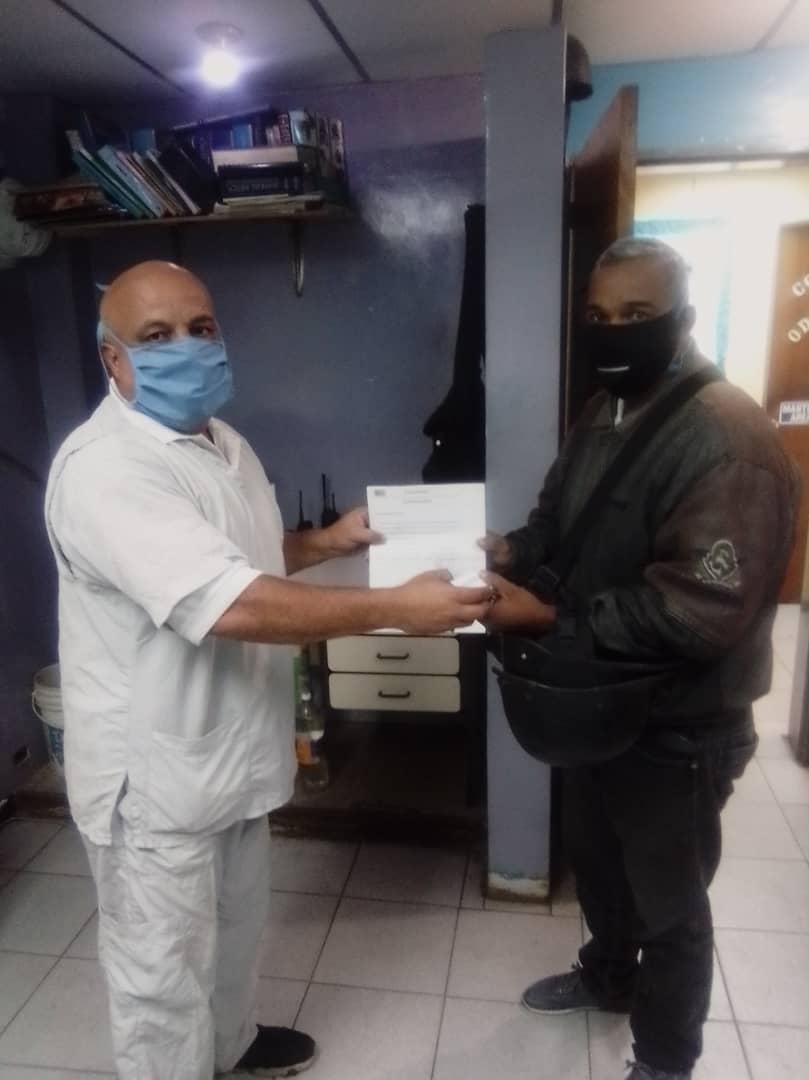 Eje13SucreCcs's tweet photo. #Covid_19 #APC En eje13 de la Parroquia Sucre #catia agradecemos el esfuerzo de los compañeros de la Fundación Calcañista quienes atienden desde el Liceo Julio Calcaño a la población de Urb y Lomas de Urdaneta
👏 Horas de aplausos para ustedes
@funcal_mrp
@ErikaPSUV
@dcabellor https://t.co/P1T7aay0Ek