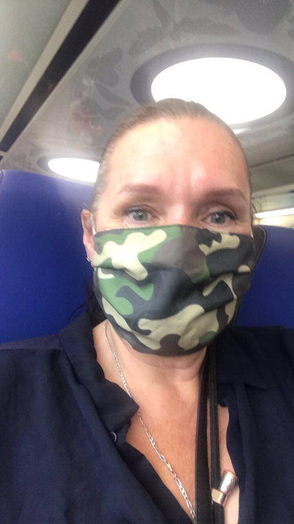 visioncc's tweet image. Ik kijk om me heen.. denk die mondkapjes zijn zo erg nog niet .. Sommige knappen er enorm van op 👍👍 😂