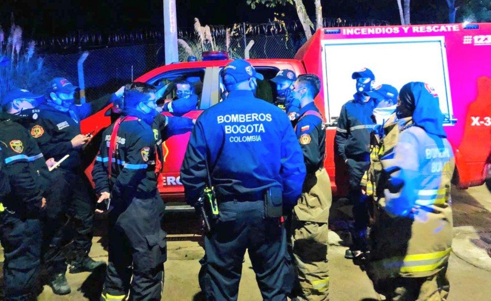 CABLENOTICIAS's tweet photo. #Nación | Bomberos rescatan a grupo de jóvenes perdidos en los cerros de Bogotá

Más información aquí 👉 https://t.co/ar3rlo70IG https://t.co/0iztB2AWY7