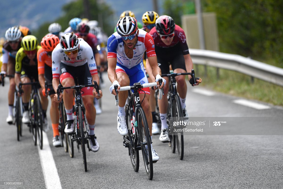 Then the pursuit started. The 15-rider breakaway worked well and at one point had one minute advantage. But soon, the teams caught behind (EF, Cofidis & Arkea) organized the chase and the peloton arrived at the foot of Col de Romme 33 seconds after the attackers.