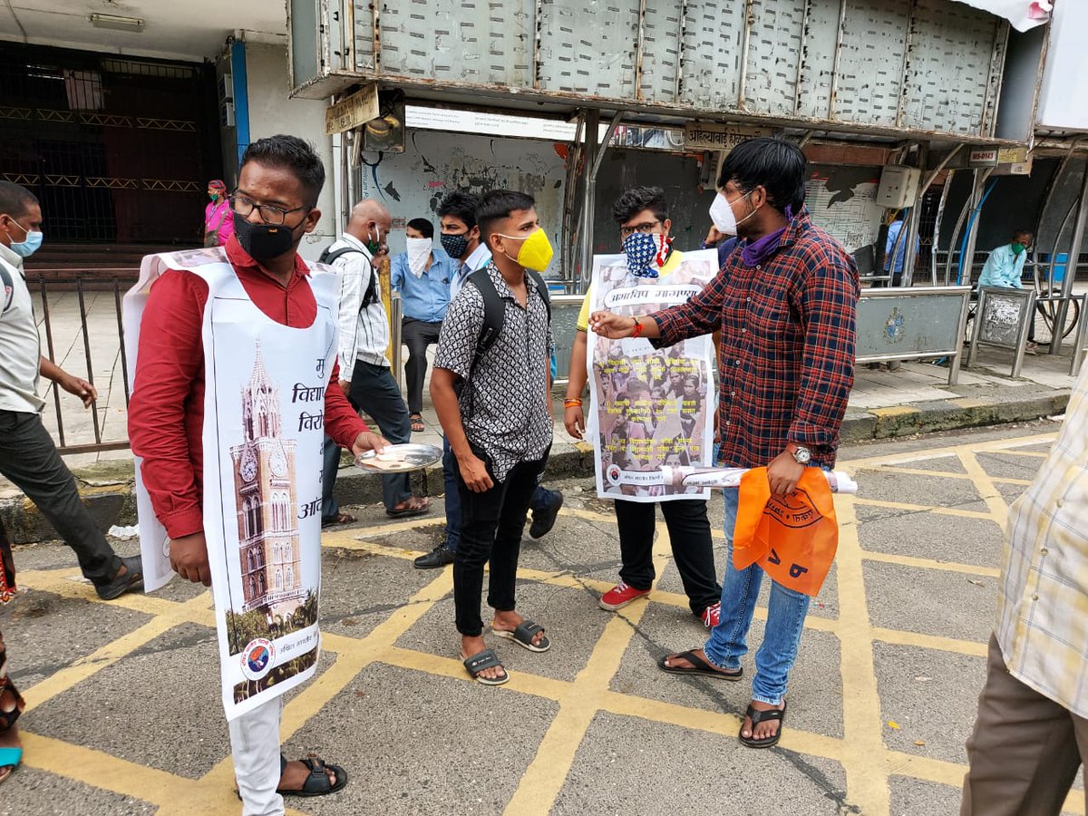 ABVPMumbai's tweet image. वेळोवेळी विद्यार्थी परिषदेने @Uni_Mumbai निवेदन देऊन ही मुंबई विद्यापीठाने त्यावर काही कारवाई केलेली नसून आज  हे भीक मँगो आंदोलन @ABVPsouthMumbai ने ३ ठिकाणी केले.

विद्यार्थ्यांच्या शैक्षणिक शुल्क कमी करण्या बाबत अजूनही काही पाऊल न उचलल्याने हे आंदोलन केले.
#StudentDemands