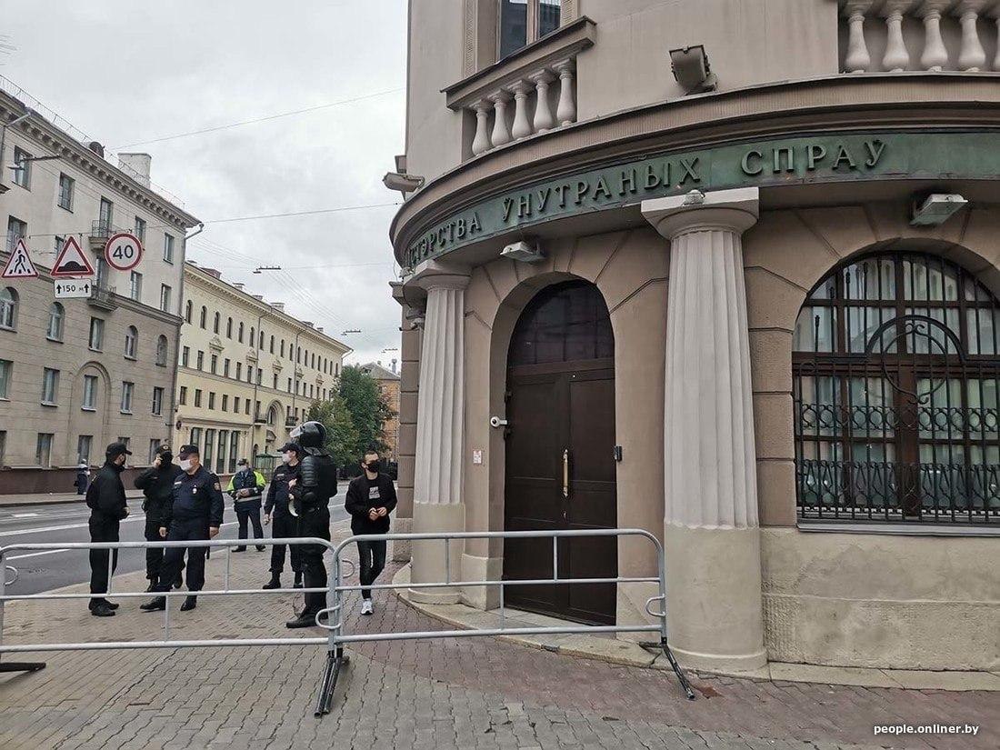 BelarusHumans's tweet image. Minsk. The city block with the KGB and the Ministry of Internal Affairs has been isolated. Two nearby streets have been blocked. The side of the Nezavisimosti avenue where the KGB is located has been closed to pedestrians. The officers are setting a perimeter. #belarus #freeby
