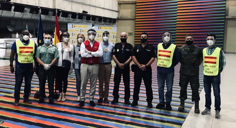 ConsEspCaracas's tweet photo. Nuestro equipo está desplegado desde primera hora en el Aeropuerto Internacional de Maiquetía para realizar el preembarque de un vuelo charter especial operado por @Iberia ¡Buen viaje a todos y buen regreso a casa! https://t.co/7k461uL49g