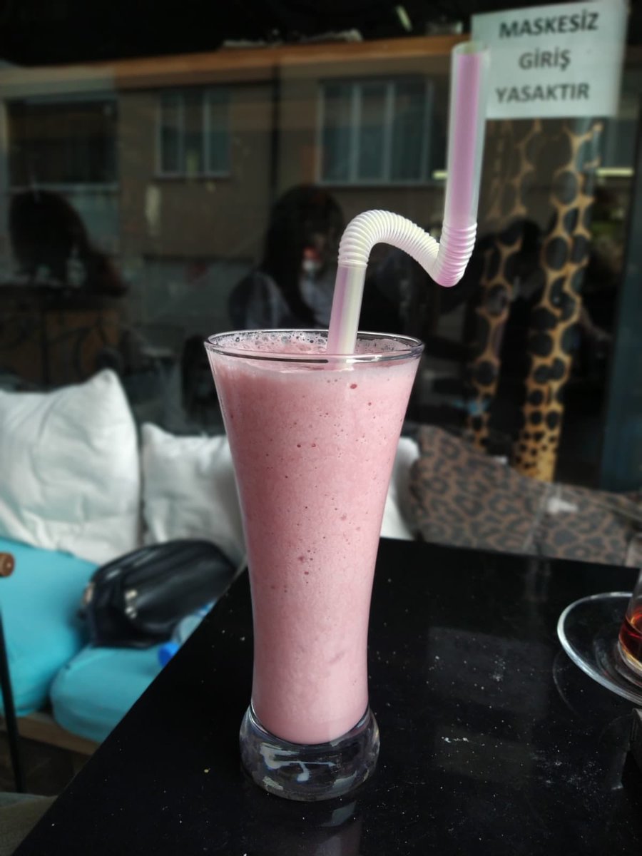 Çilekli milkshake ile akşam serinlemeleri 🍓😍