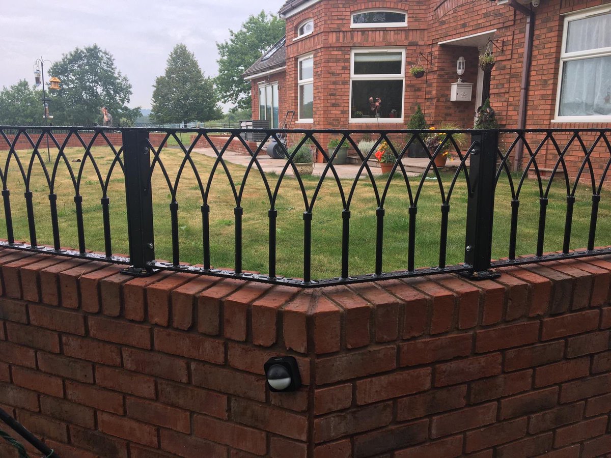 AWBMetalwork's tweet image. 34m of wall top gothic style railings galvanised and powder coated #handmade #blacksmith #engineering #fabrication #blacksmithing #railings #gothic #powdercoating #galvanised #madeinherefordshire