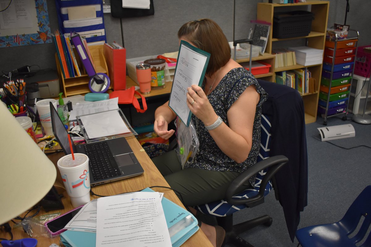 SpotsySchools's tweet photo. #SCPSBackToSchool Week One is off to a great start at Courthouse Road ES! Teachers & staff are meeting with students both in person & virtually, offering school supplies, and issuing devices! Way to go, Cardinals! #SpotsySchools https://t.co/f7xHQqcFSE