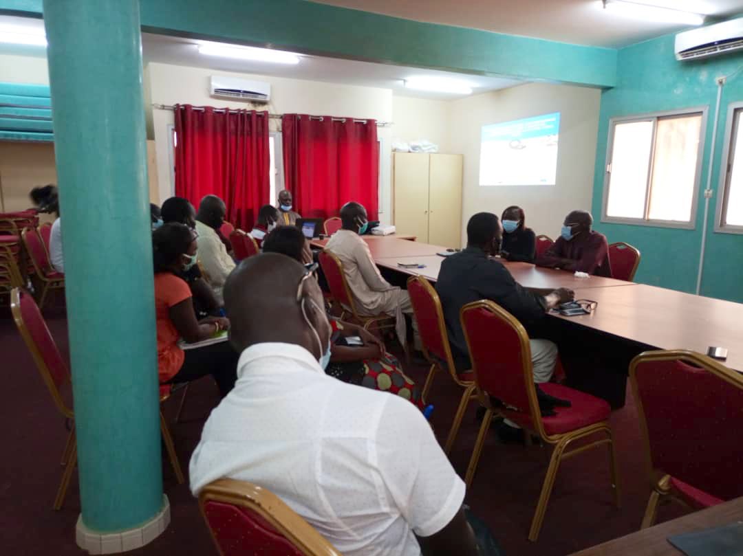 endaenergylinks's tweet photo. Pour une bonne exploitation des zones économiques communautaires (#ZEC) installées dans le cadre du programme #EIPC, une douzaine d’entrepreneurs sociaux sont en train d’être renforcés sur la gestion d’entreprise. #EIPC #MbalitNaSet @jvesenegal @UEauSenegal https://t.co/4PY1EcVvM7