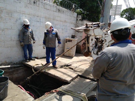 EdwinGoenaga's tweet photo. Continuamos ejecutando maniobras de reparación sobre el circuito Libertador 8 con personal especializado. Trabajamos para que en el transcurso de la tarde nuestros clientes puedan contar con la normalización del servicio eléctrico. https://t.co/BvsbYo2sVs