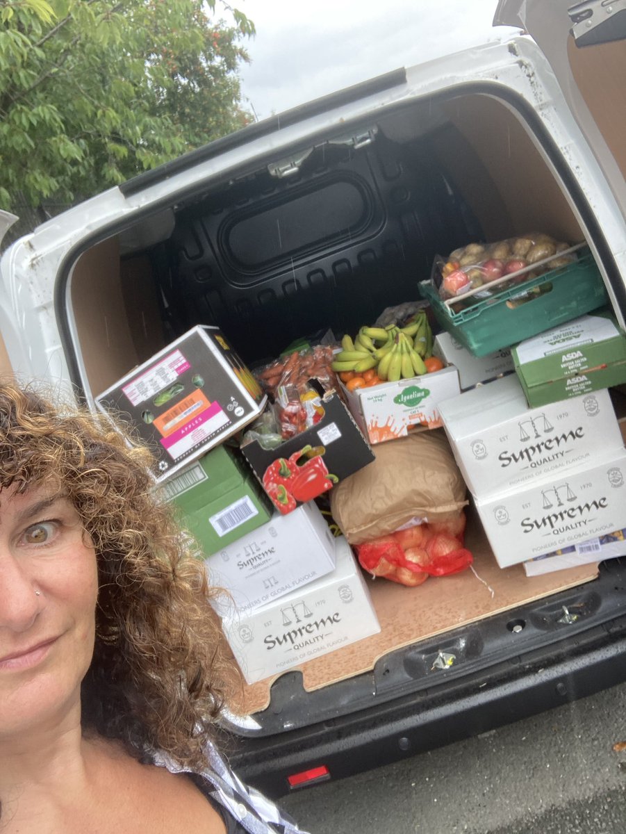 Busy day with  #exerciseclasses #periodproduct deliveries 4 @freedom_4_girls 4 @CYDTrust clients . Supporting @nerukas_soup kitchen & vulnerable communities, all in a days work 🙌🏾 @ChapelAToday @kaneezkhan31 @LFoodbank  #meetingpointcafe #volunteering #periodpoverty #foodpoverty