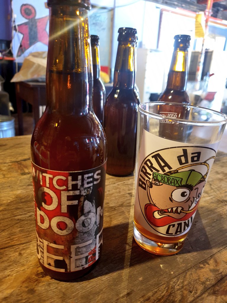 Abbiamo appena etichettato le nostre birre. Ringraziamo i ragazzi di Birra da Cani di Acrobax