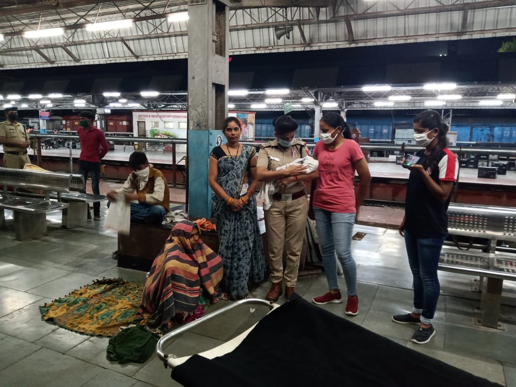 rpfncrjhs's tweet photo. RPF झाँसी/उ.म.रे. कि SI राजकुमारी गुर्जर द्वारा अन्य महिला बलसदस्यो के साथ गाडी स 02779 से एक गर्ववती, दर्द से पीड़ित महिला यात्री को झाँसी स्टेशन पर उतारकर परिस्तिथि अनुसार डॉक्टर के निर्देशन मे सुरक्षित डिलीवरी कराई व महिला को तत्काल अस्पताल भेजा गया.@RailMinIndia @RVermancr https://t.co/5nOnn5AgHR