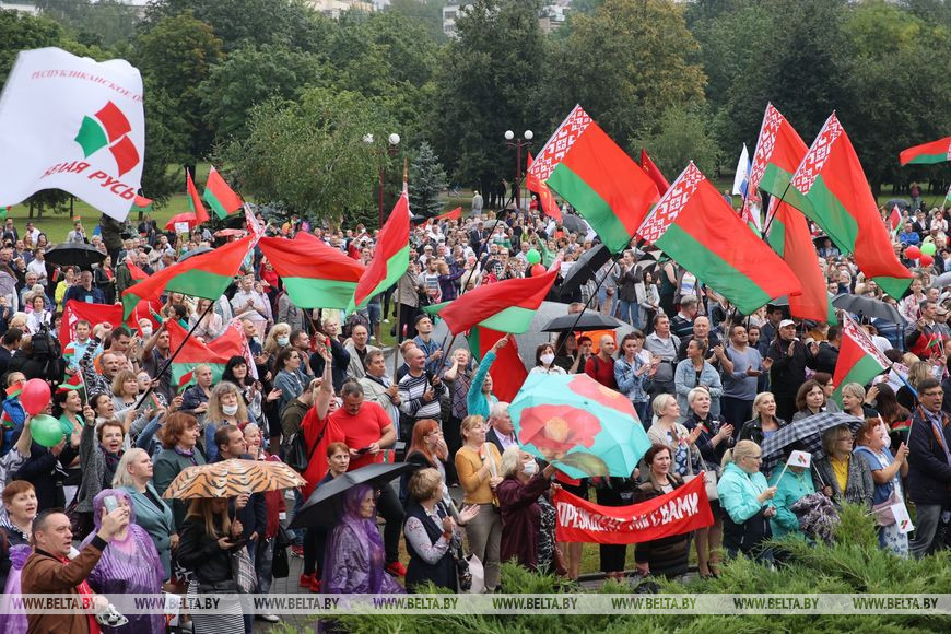 FOTOS. Mitin de signo izquierdista y nacionalista en Minsk. Partidarios del Presidente bielorruso salen a la calle en la capital. Imágenes vía  @BeltaNoticias